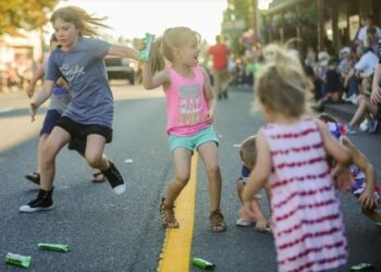 Hangtown Christmas Parade Organizers Change Candy Distribution to Boost Safety
