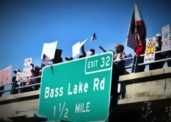 ‘No Kings’ Protesters Rally Across El Dorado County, Drawing Over 1,000 in Nationwide Movement