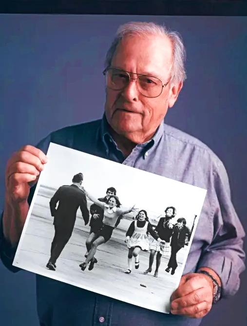 Northern California Pulitzer Prize-Winning Photographer Dies